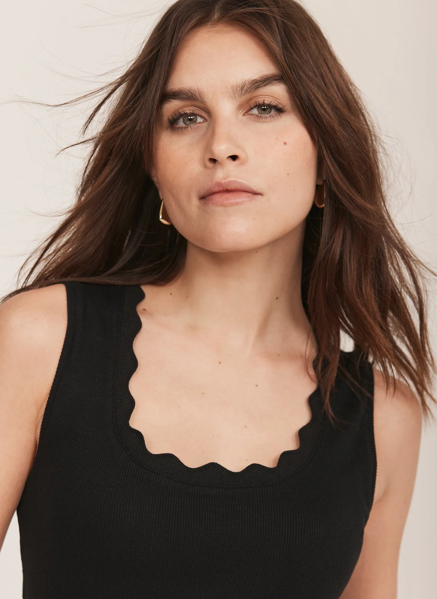 10984-black-scallop-trim-vest-top-6.webp Black Scallop Trim Vest Top