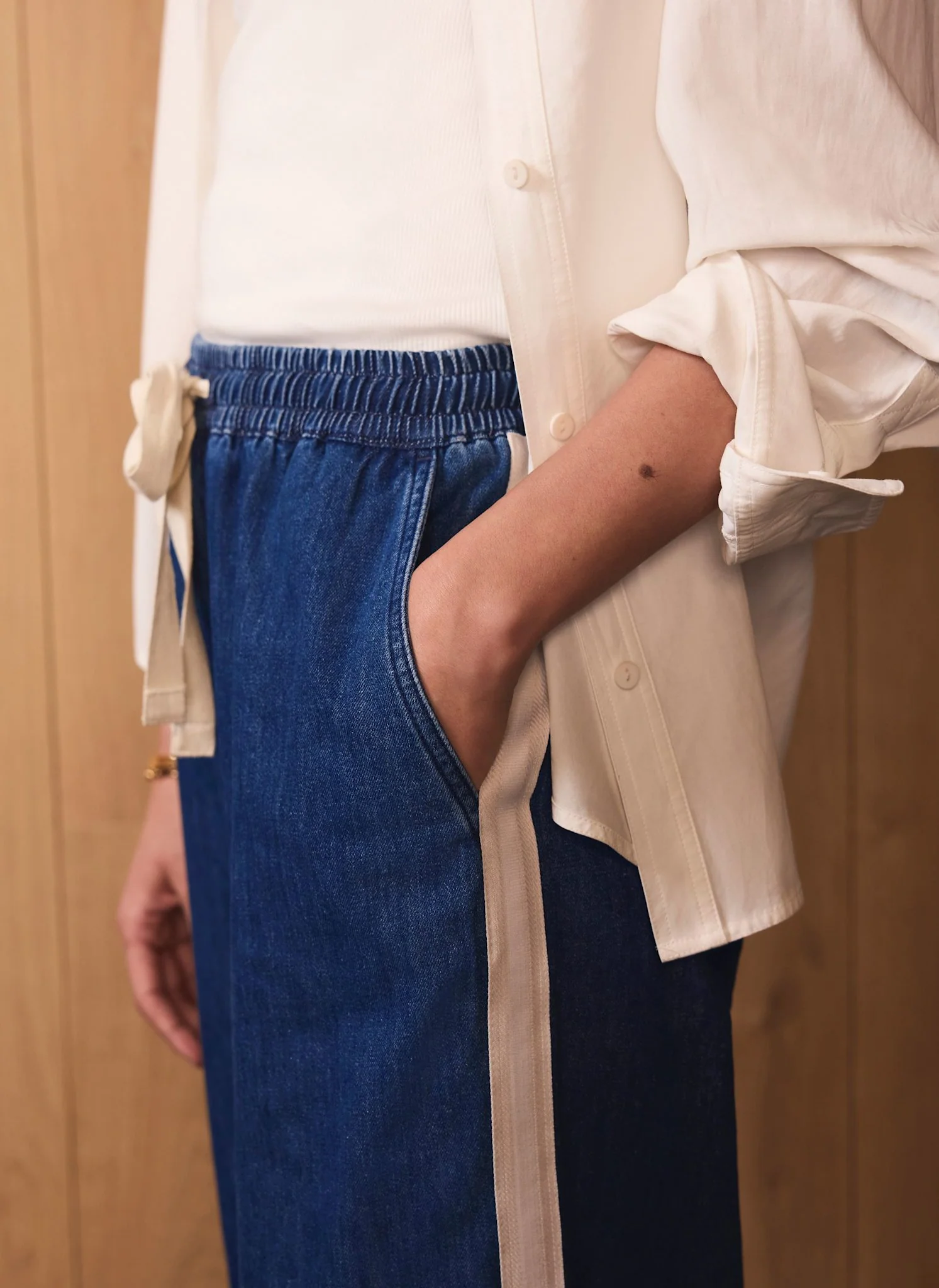 11002-indigo-tie-waist-side-stripe-wide-jeans-4.webp Indigo Tie Waist Side Stripe Wide Jeans
