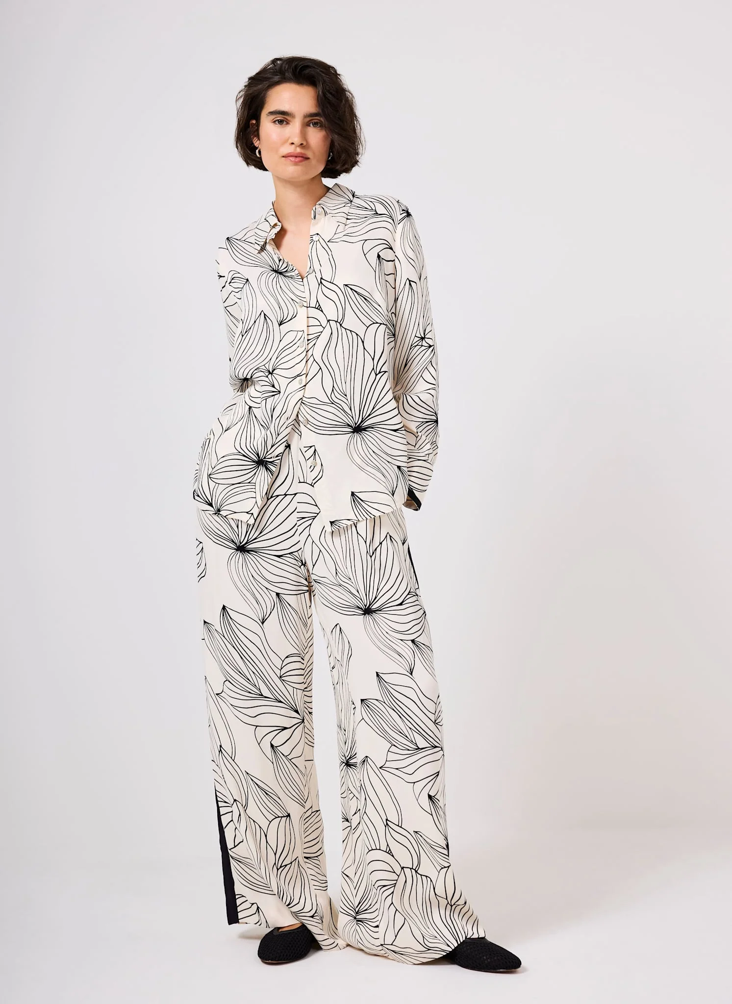 12163-xs-xs-variation-4.webp Cream Floral Print Satin Shirt