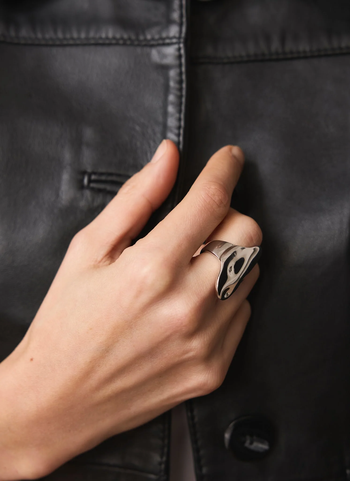13469-silver-tone-sculptural-ring-2.webp Silver Tone Sculptural Ring