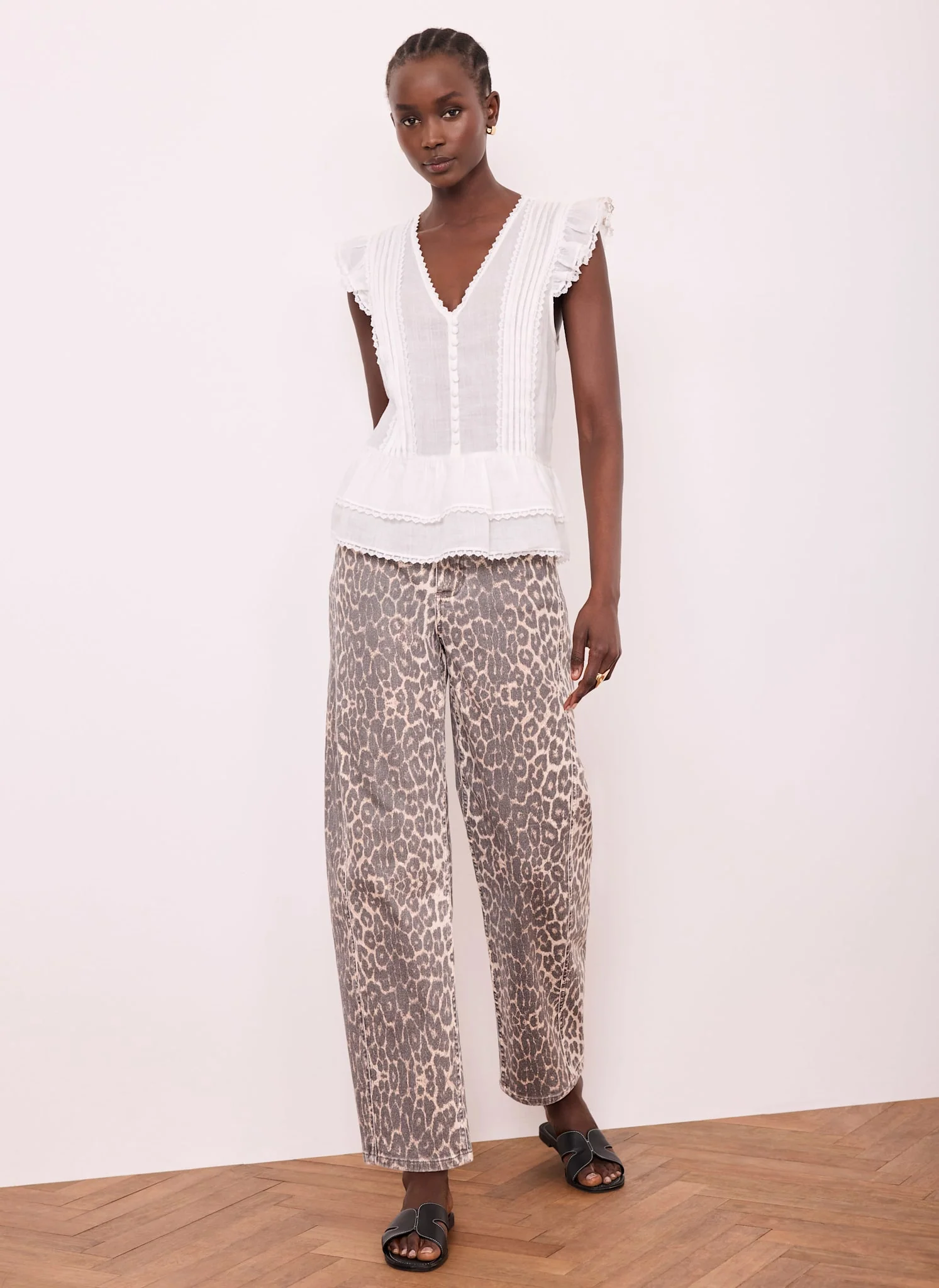 1612-leopard-print-barrel-leg-jeans-1.webp Leopard Print Barrel Leg Jeans