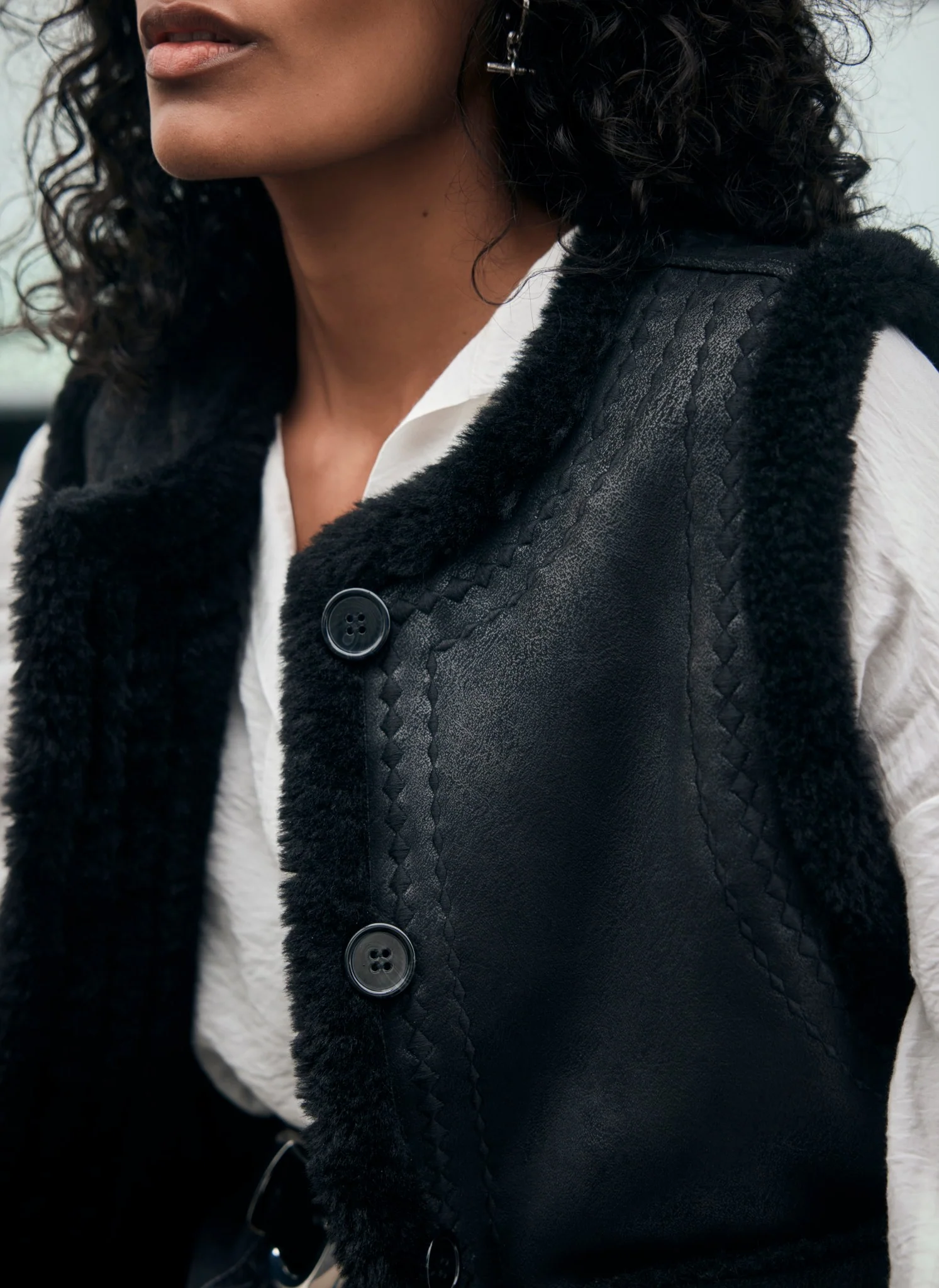 2474-black-reversible-borg-gilet-3.webp Black Reversible Borg Gilet