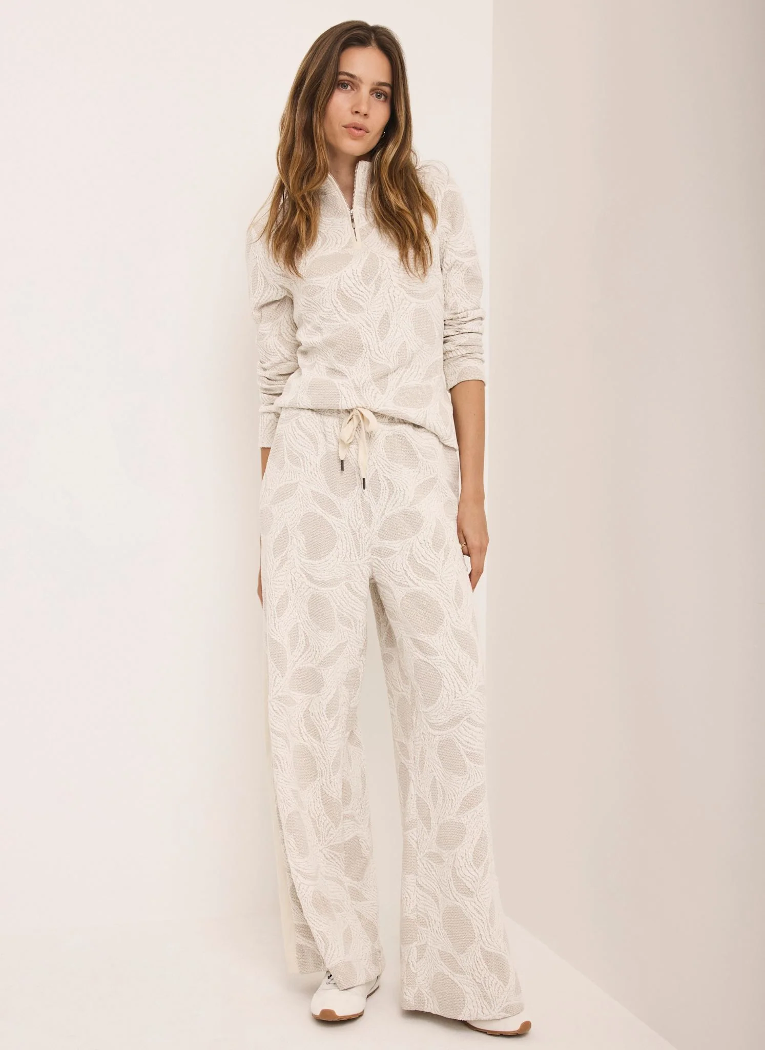 3162-short-xs-short-xs-variation-1.webp Neutral Jersey Jacquard Wide Trousers