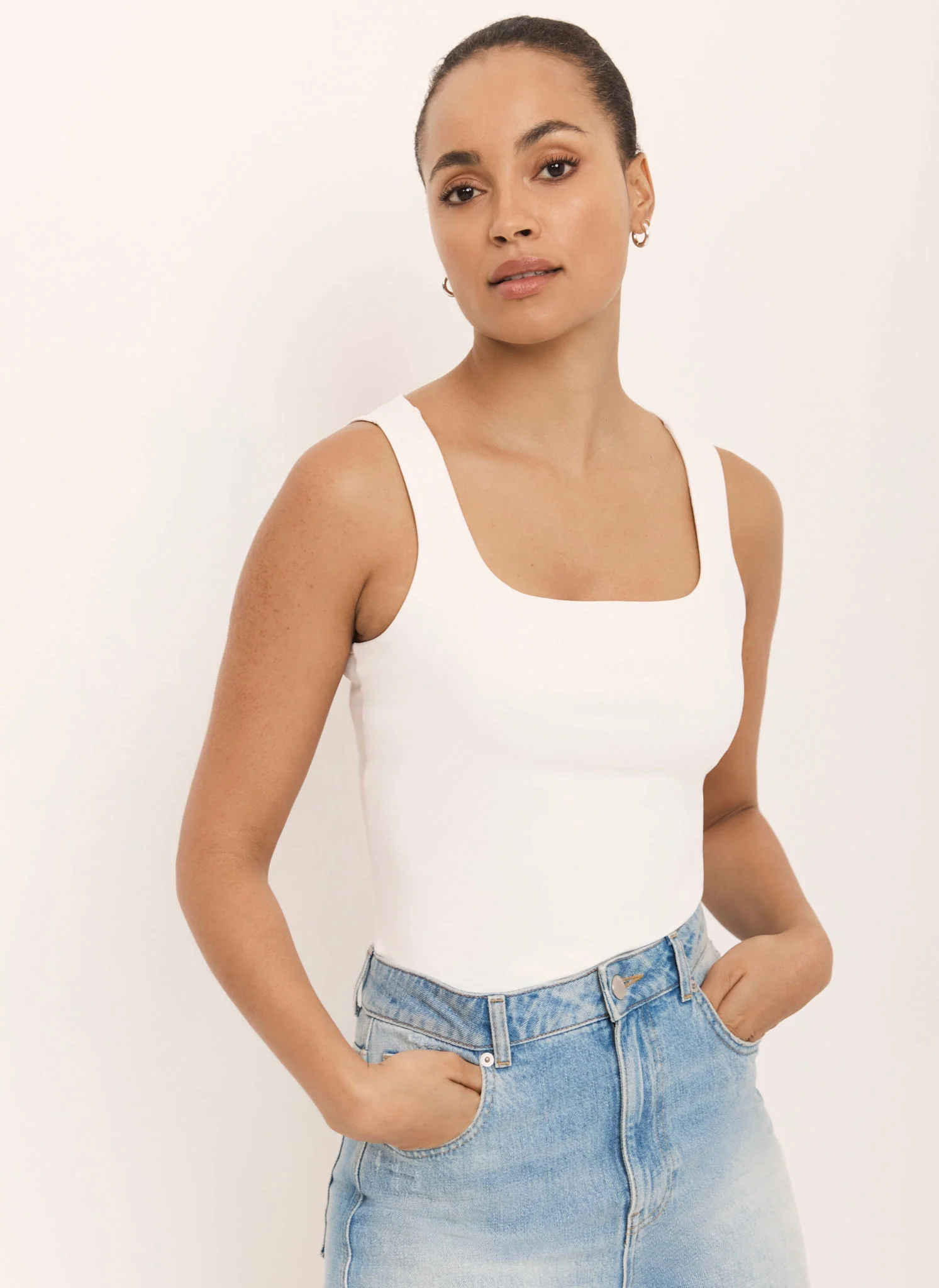 3177-white-layering-scoop-neck-vest-1.webp White Layering Scoop Neck Vest
