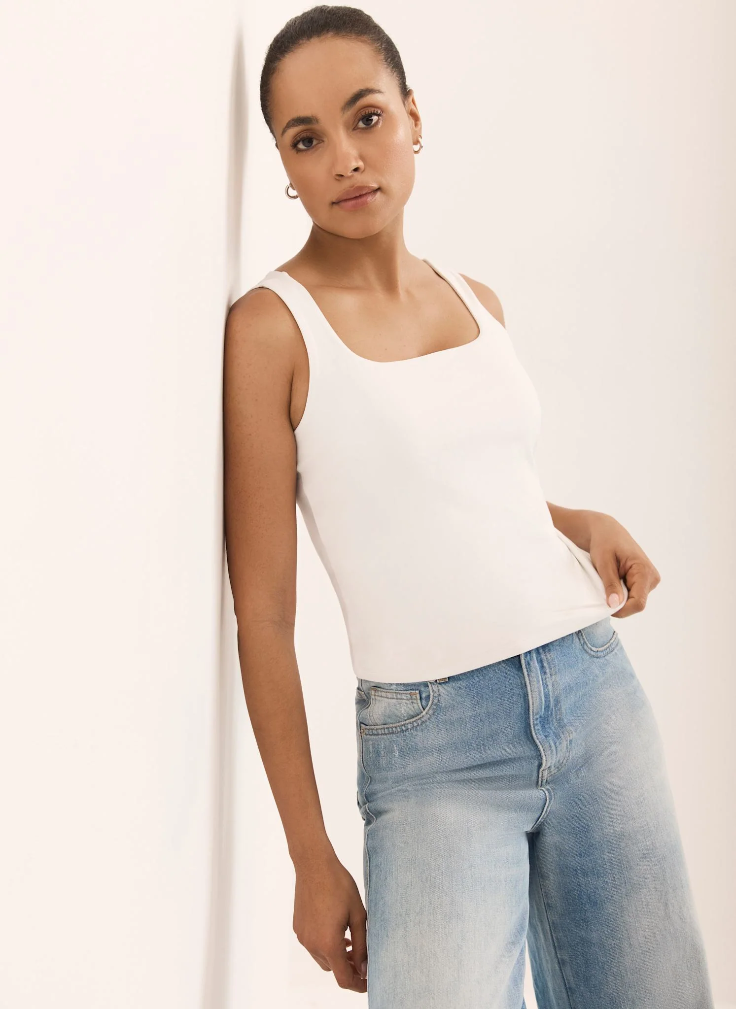 3177-white-layering-scoop-neck-vest-4.webp White Layering Scoop Neck Vest