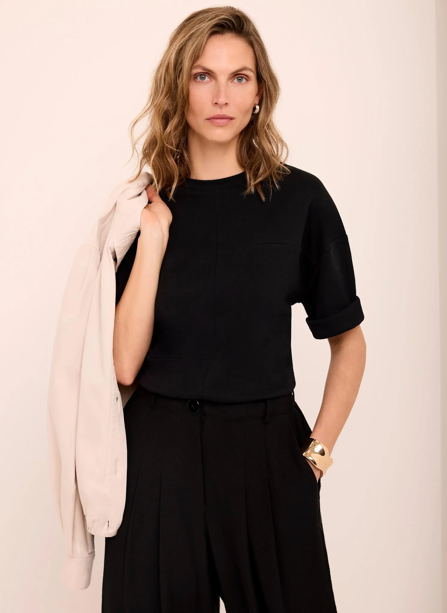 562-black-cotton-seam-detail-t-shirt-5.webp Black Cotton Seam Detail T-shirt