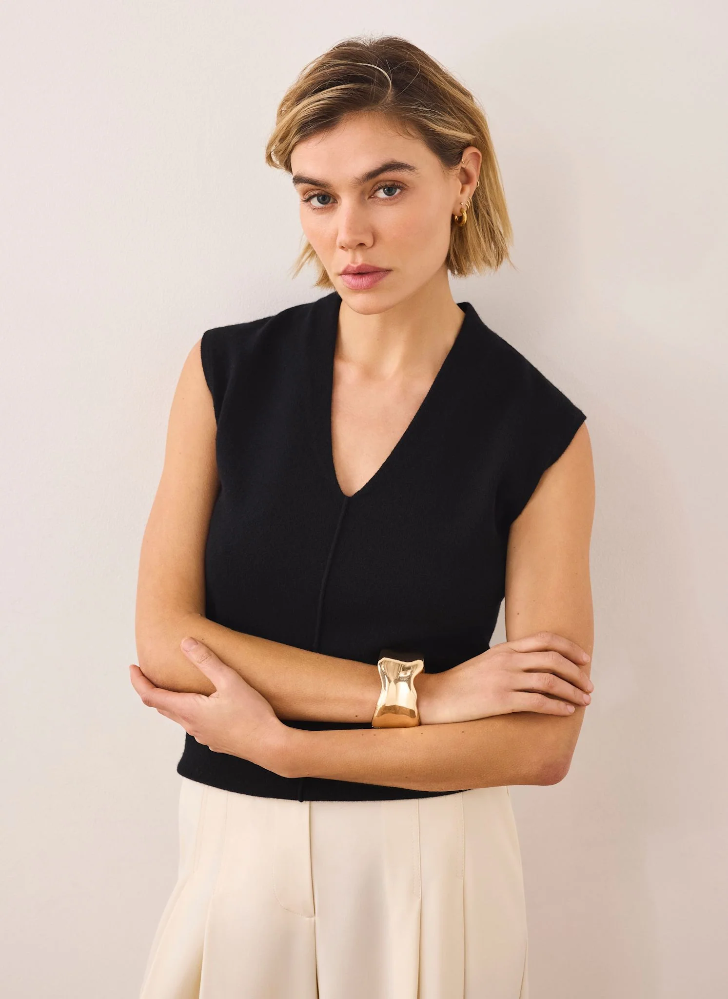 7638-black-sleeveless-knit-top-1.webp Black Sleeveless Knit Top
