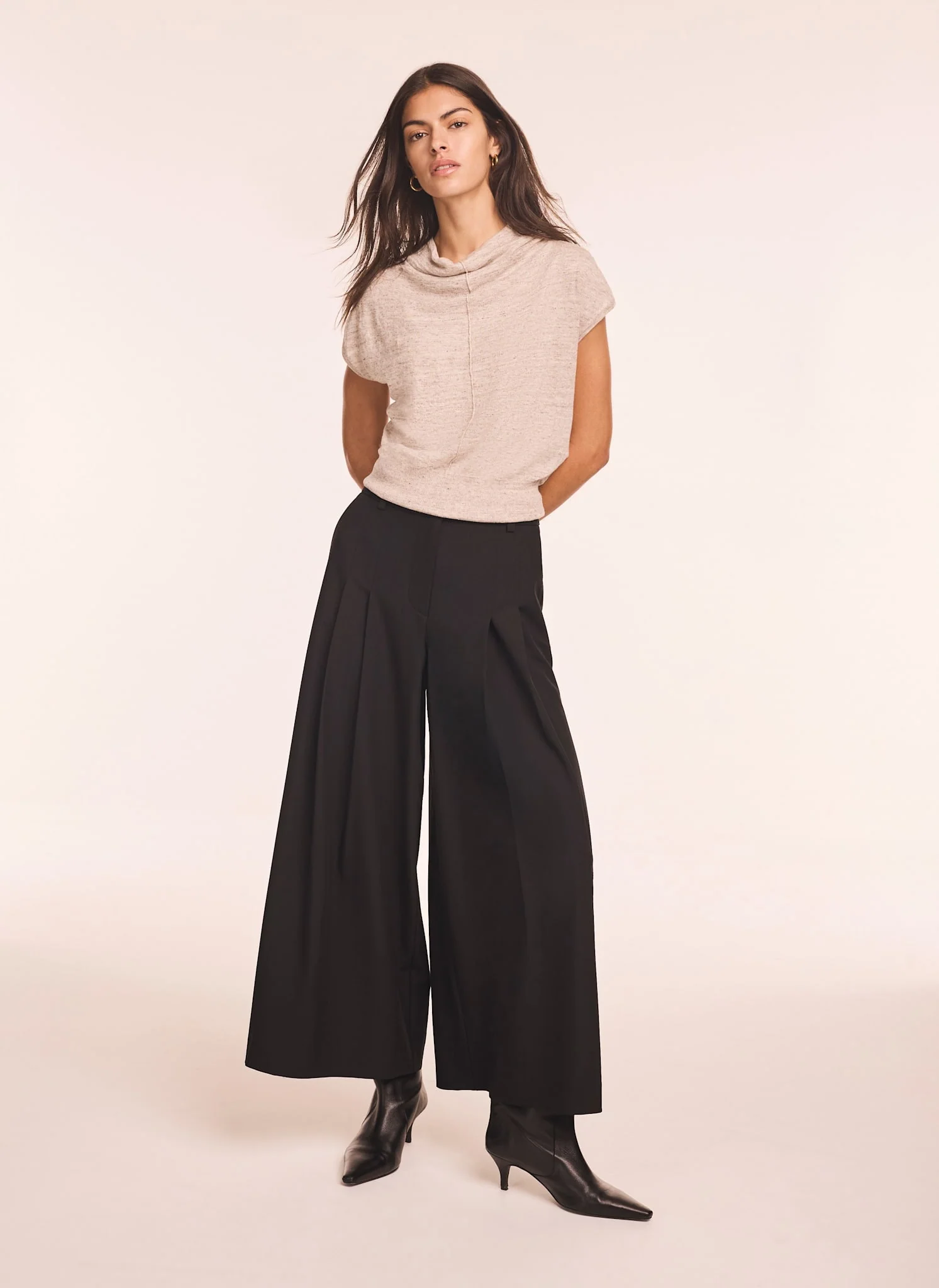 8066-neutral-linen-blend-sleeveless-knit-top-3.webp Neutral Linen Blend Sleeveless Knit Top