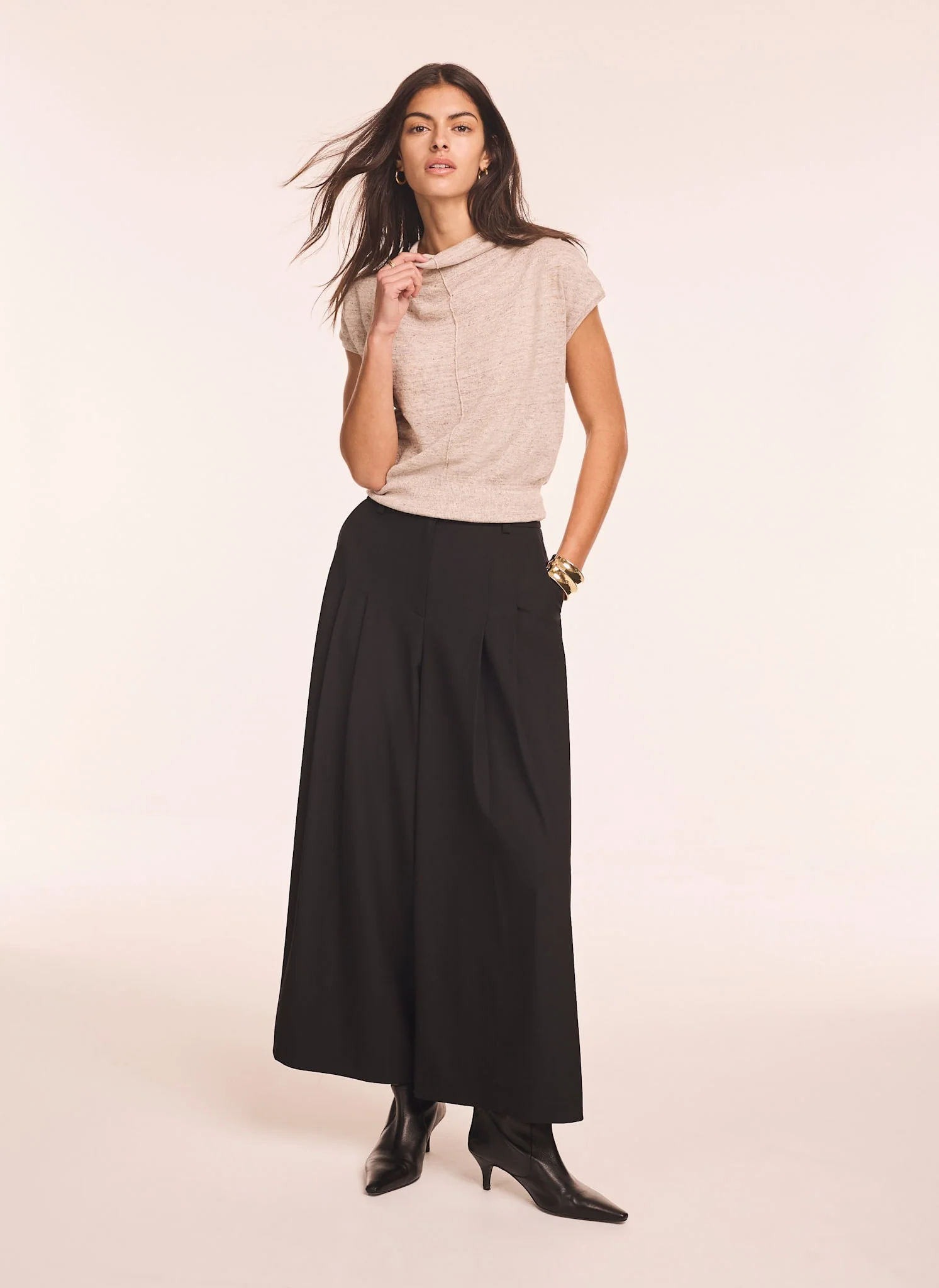 8066-neutral-linen-blend-sleeveless-knit-top-5.webp Neutral Linen Blend Sleeveless Knit Top