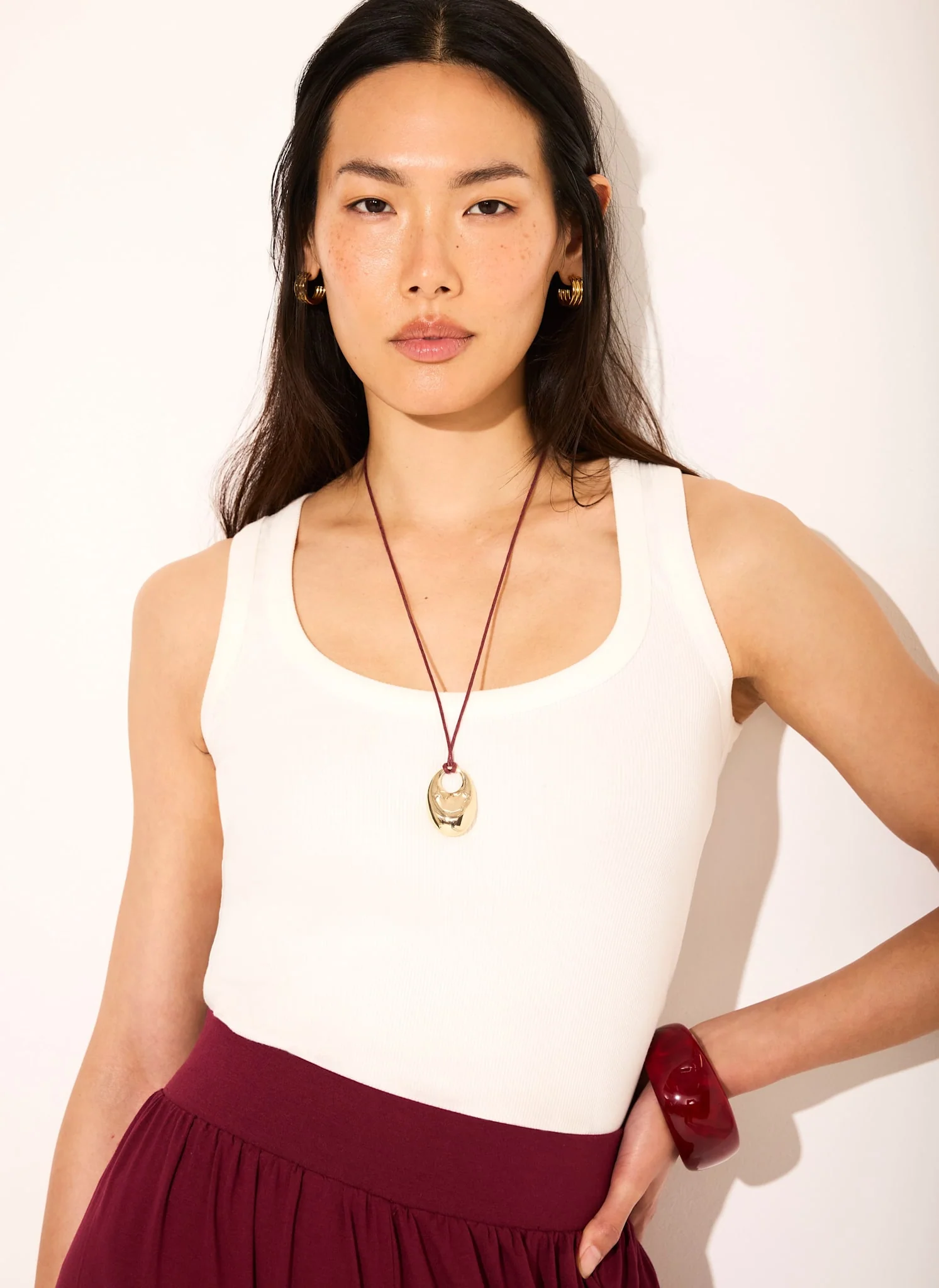 8420-white-cotton-blend-scoop-neck-vest-1.webp White Cotton Blend Scoop Neck Vest