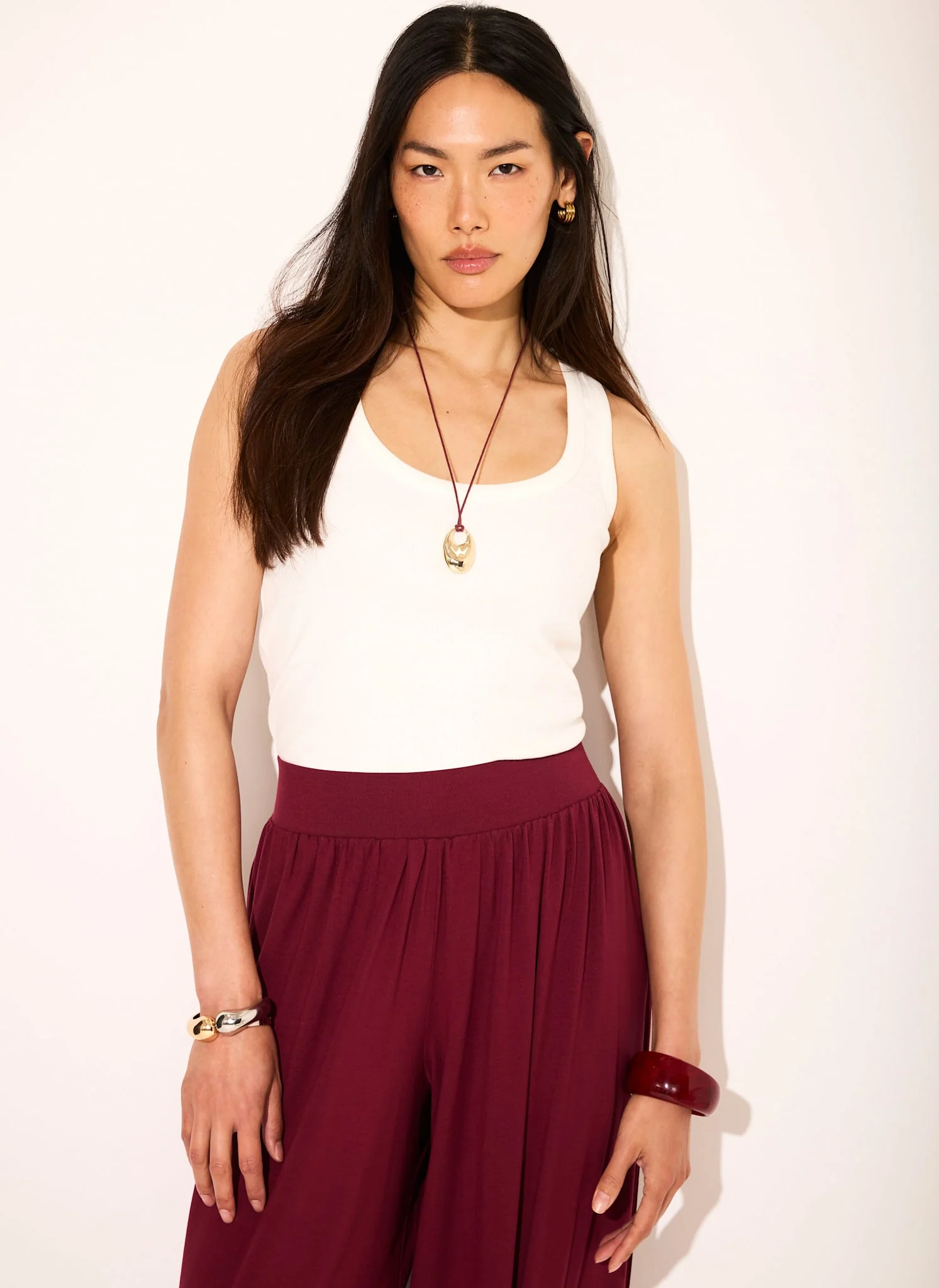 8420-white-cotton-blend-scoop-neck-vest-3.webp White Cotton Blend Scoop Neck Vest