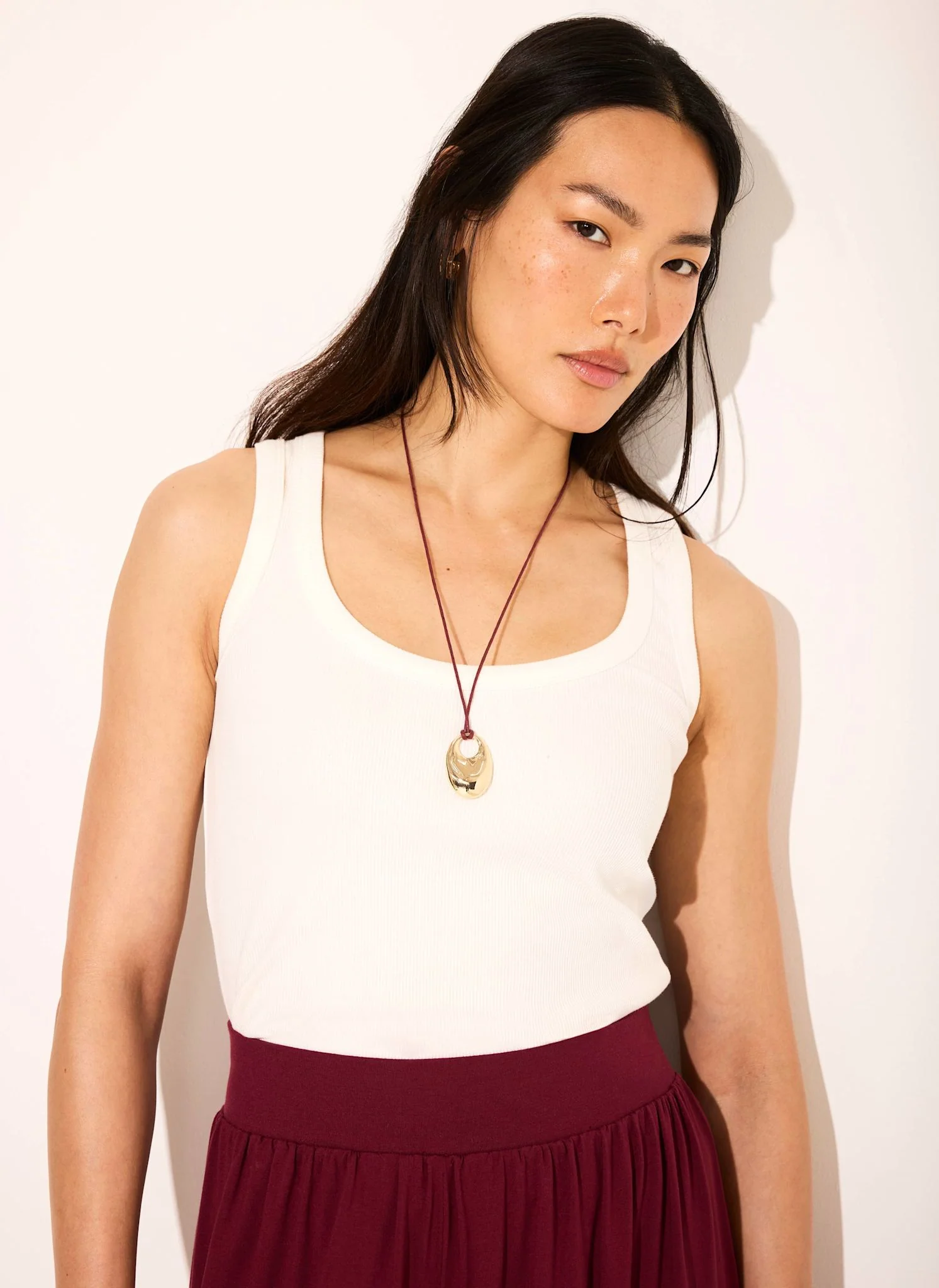 8420-white-cotton-blend-scoop-neck-vest-4.webp White Cotton Blend Scoop Neck Vest