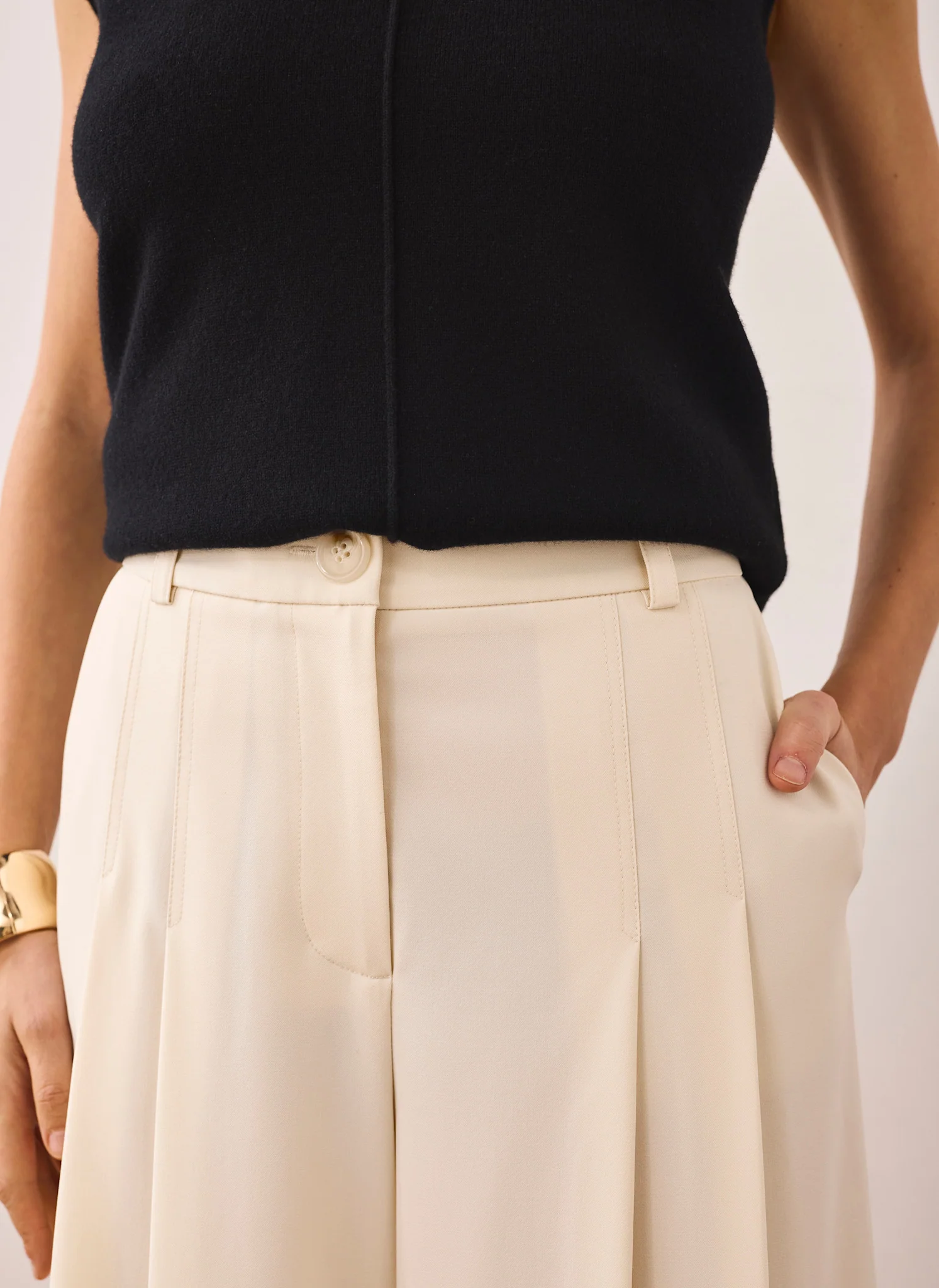 8472-cream-pleated-cropped-wide-trousers-4.webp Cream Pleated Cropped Wide Trousers